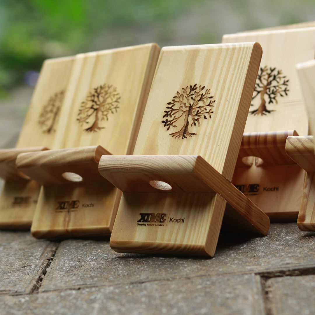 English Pinewood Mobile Stand – Detachable & Eco-Friendly